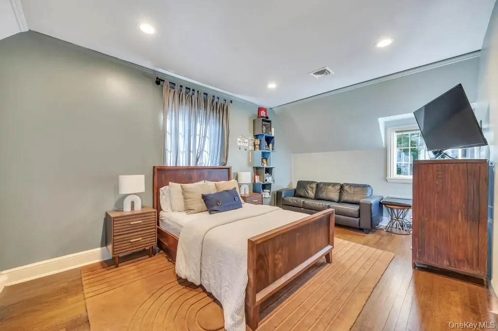 65 Clover Drive Great Neck NY 11021