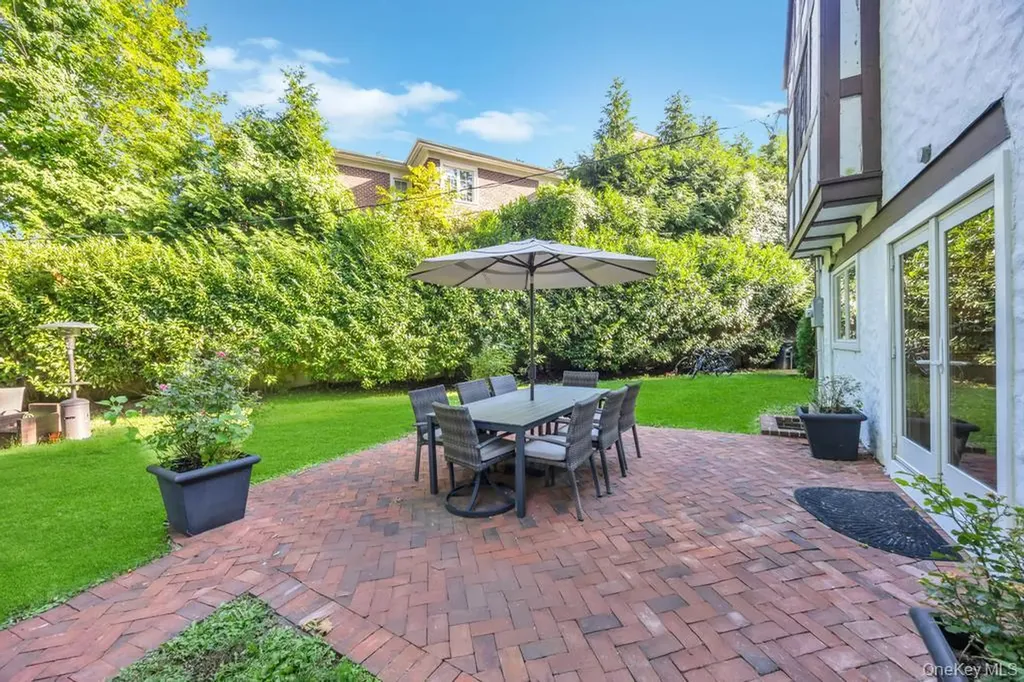 65 Clover Drive Great Neck NY 11021