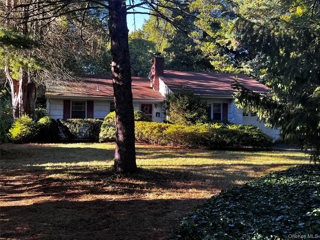 17 Quaker Path Huntington NY 11743