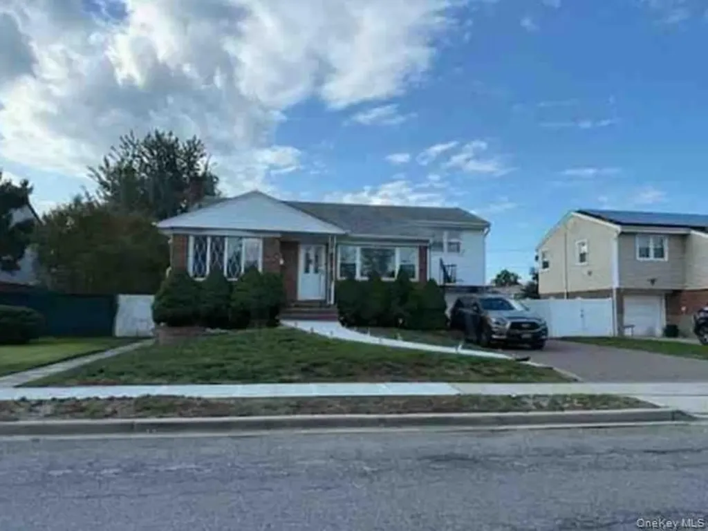 101 Hillary Lane Westbury NY 11590