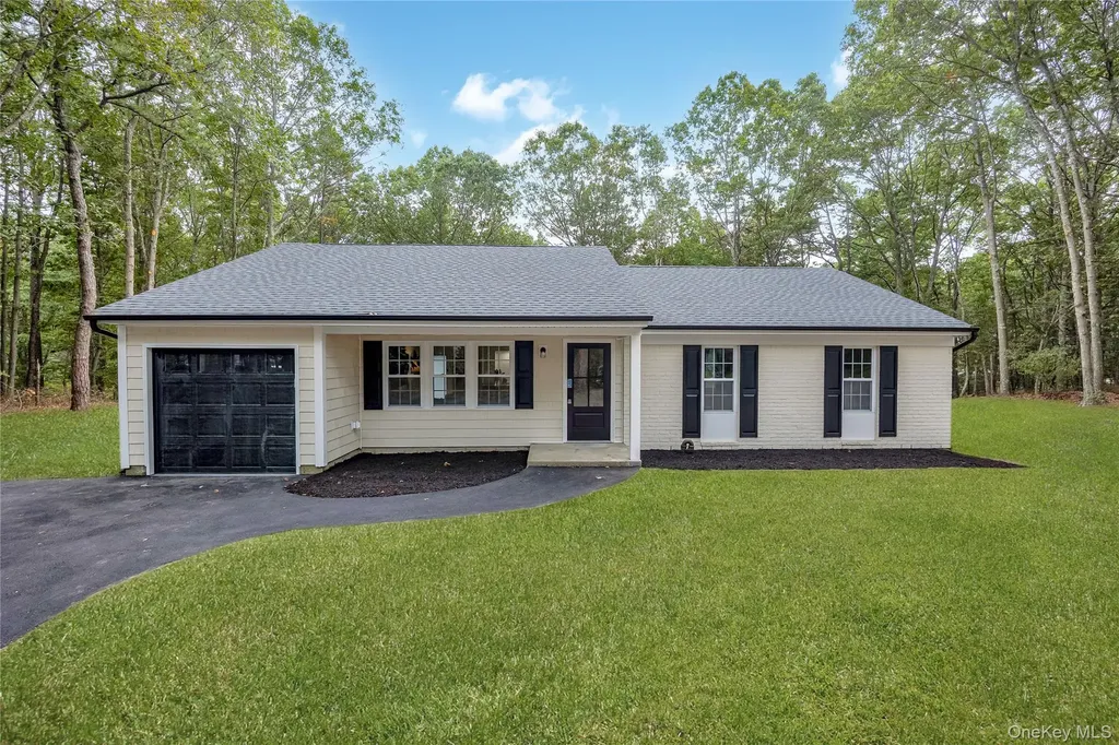 26 Hastings Drive Ridge NY 11961