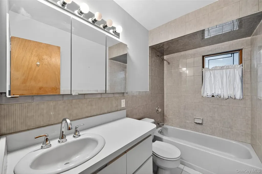 32 Rockland Drive Jericho NY 11753
