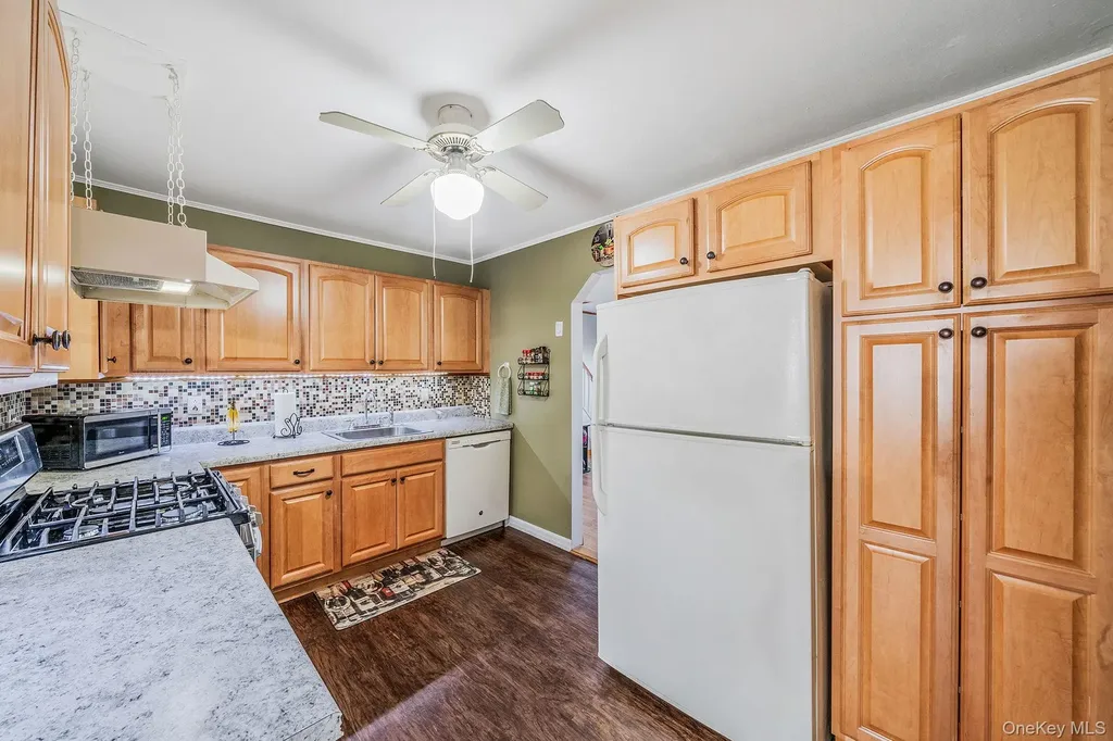 525 S Broadway Lindenhurst NY 11757