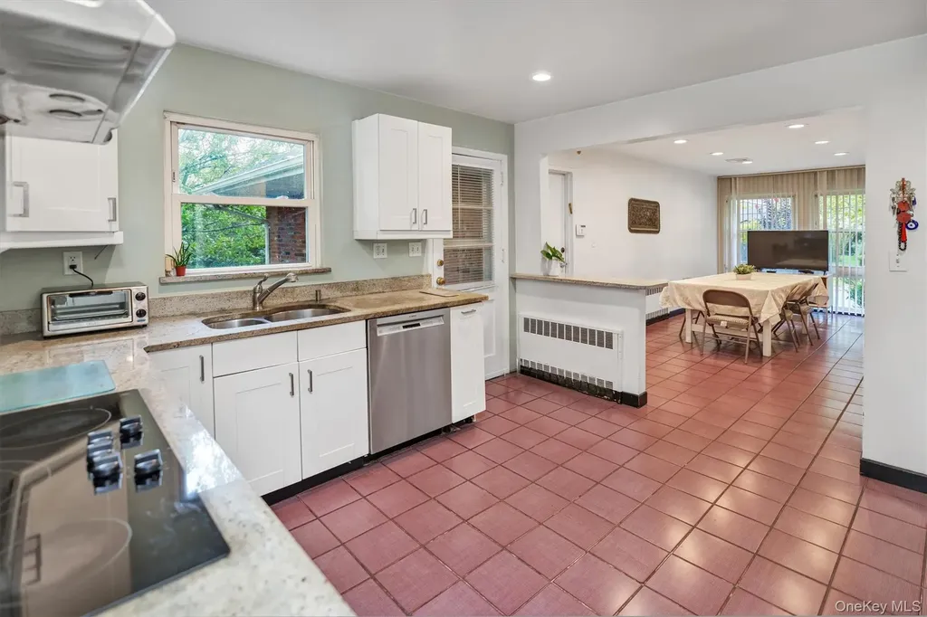 125 Colonial Road Great Neck NY 11021