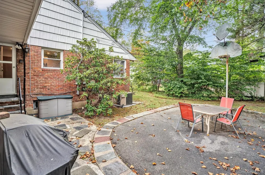 125 Colonial Road Great Neck NY 11021