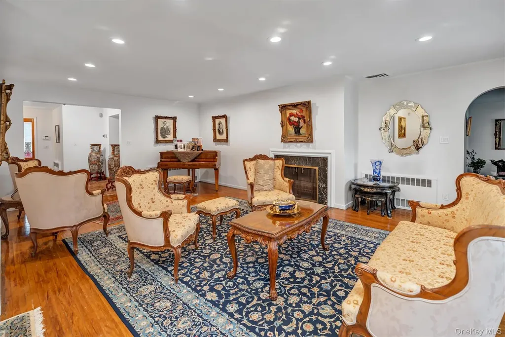 125 Colonial Road Great Neck NY 11021