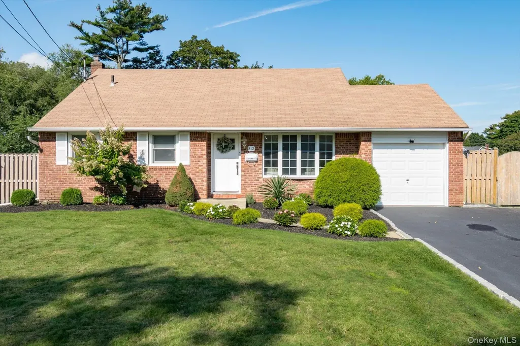 812 Pine Avenue West Islip NY 11795