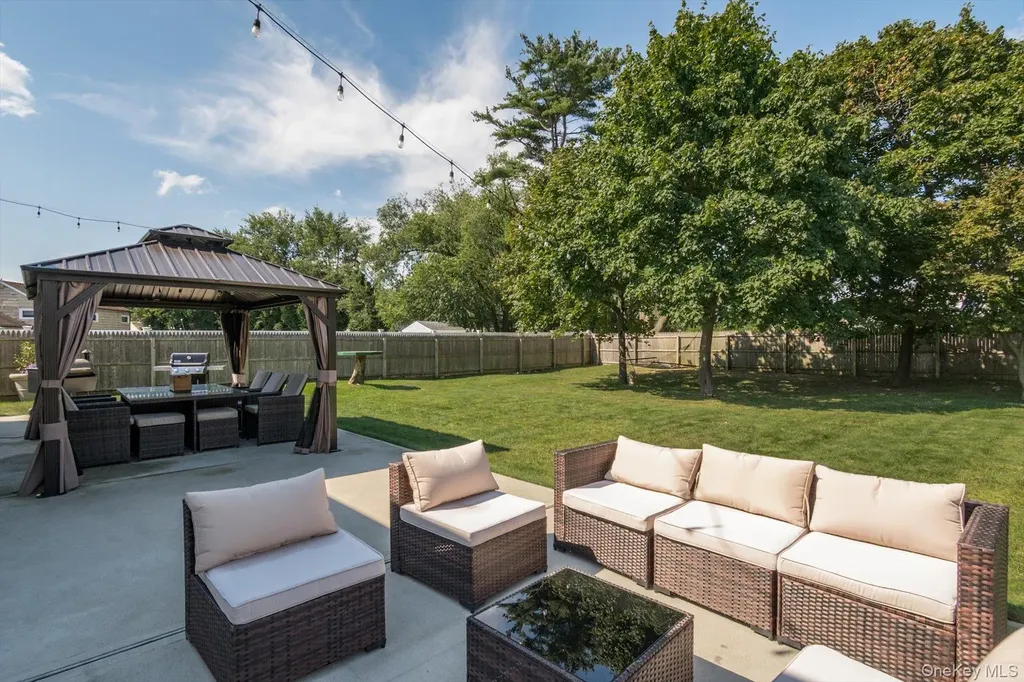 812 Pine Avenue West Islip NY 11795