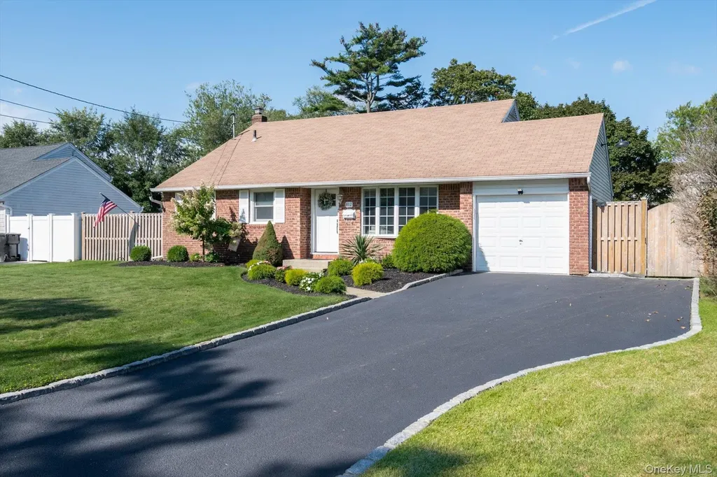 812 Pine Avenue West Islip NY 11795
