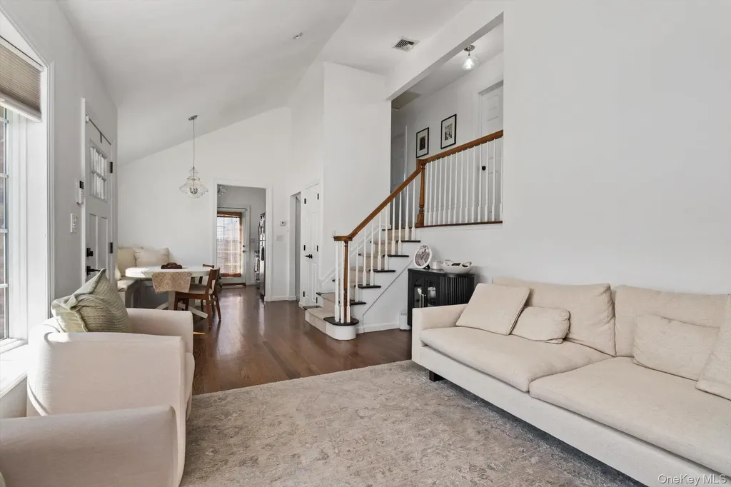 812 Pine Avenue West Islip NY 11795