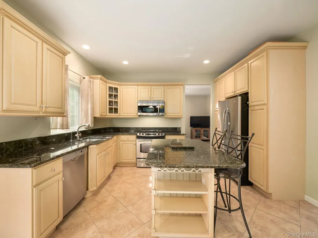74 Red Maple Way New Windsor NY 12553