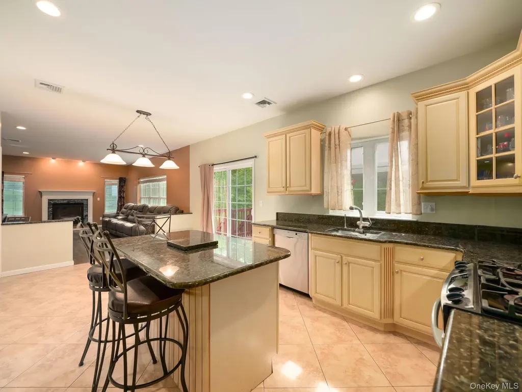 74 Red Maple Way New Windsor NY 12553