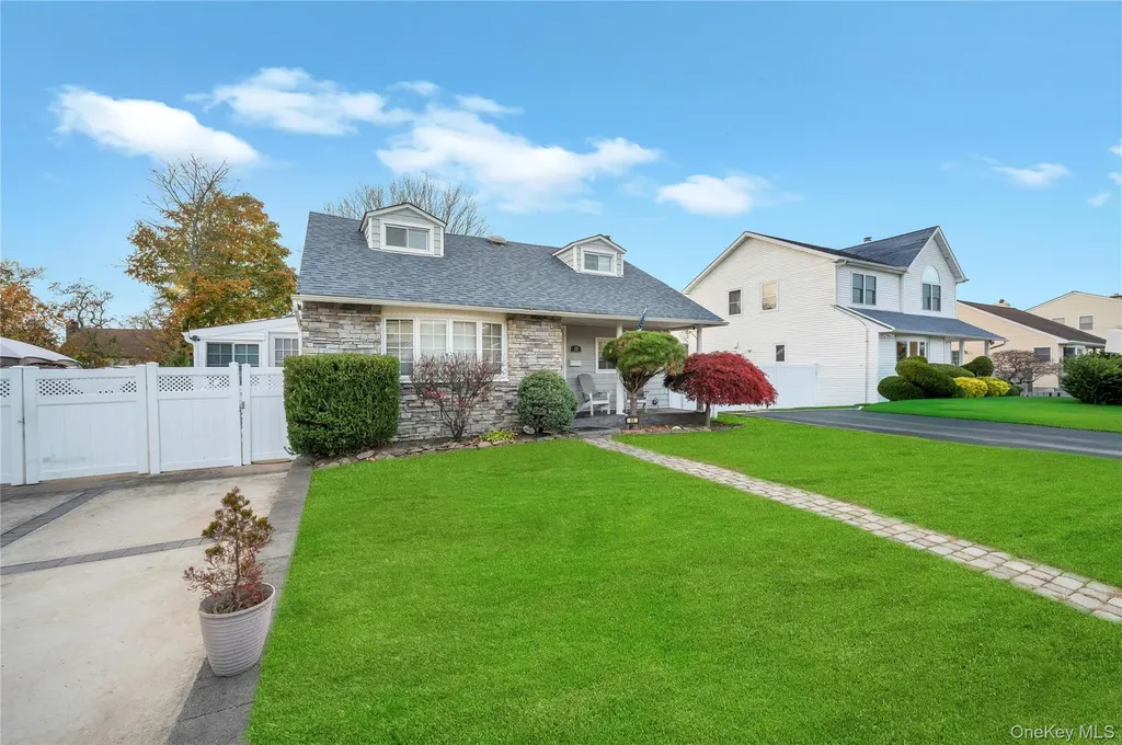 22 Herman Avenue North Babylon NY 11703