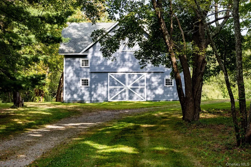 406 Shunpike Millbrook NY 12545