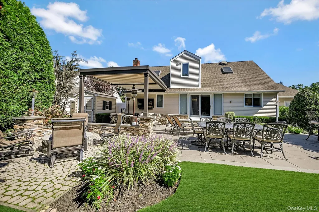 8 Harmony Court Syosset NY 11791