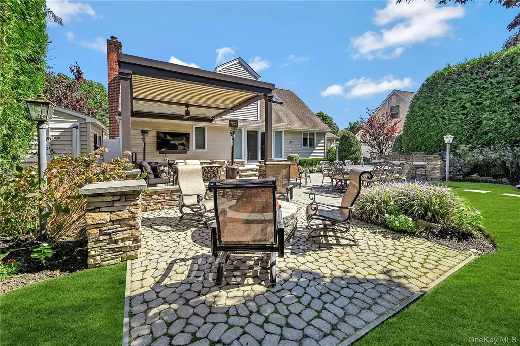 8 Harmony Court Syosset NY 11791