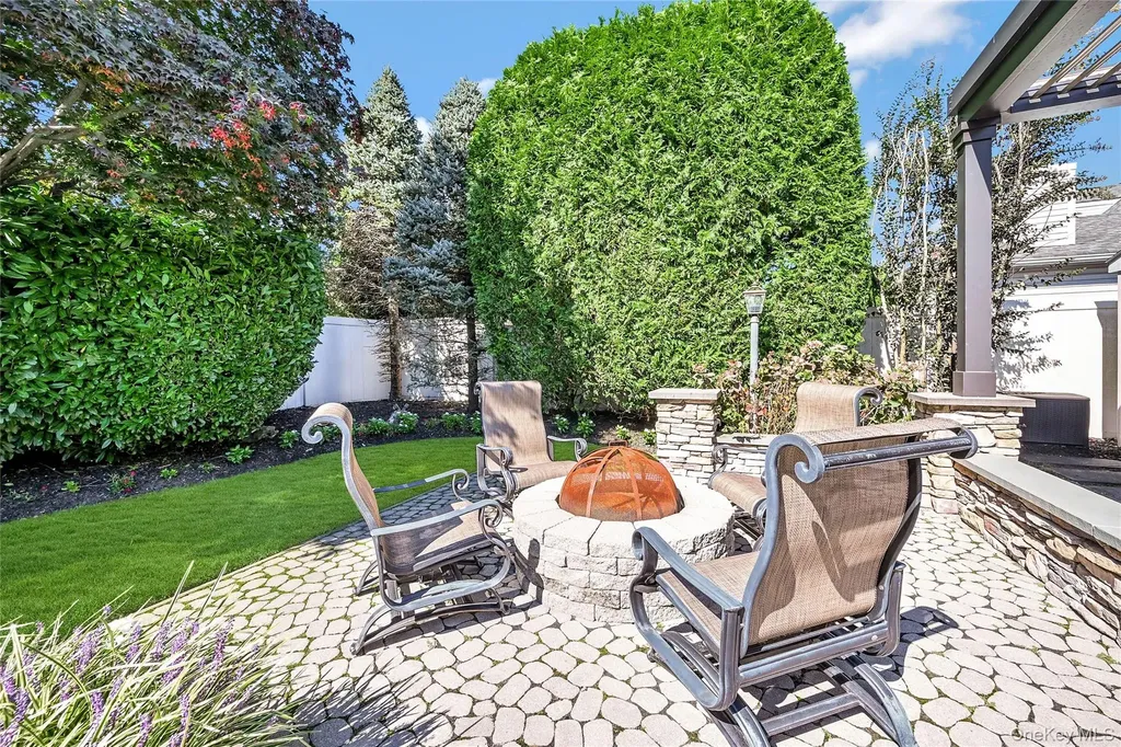 8 Harmony Court Syosset NY 11791