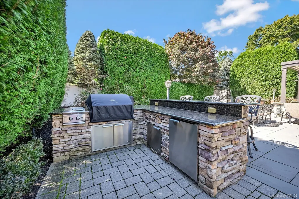 8 Harmony Court Syosset NY 11791