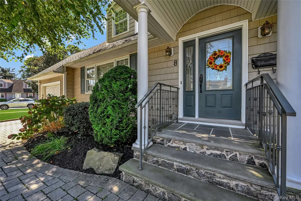 8 Harmony Court Syosset NY 11791