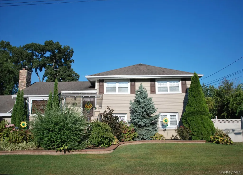 295 W 4th Street Deer Park NY 11729