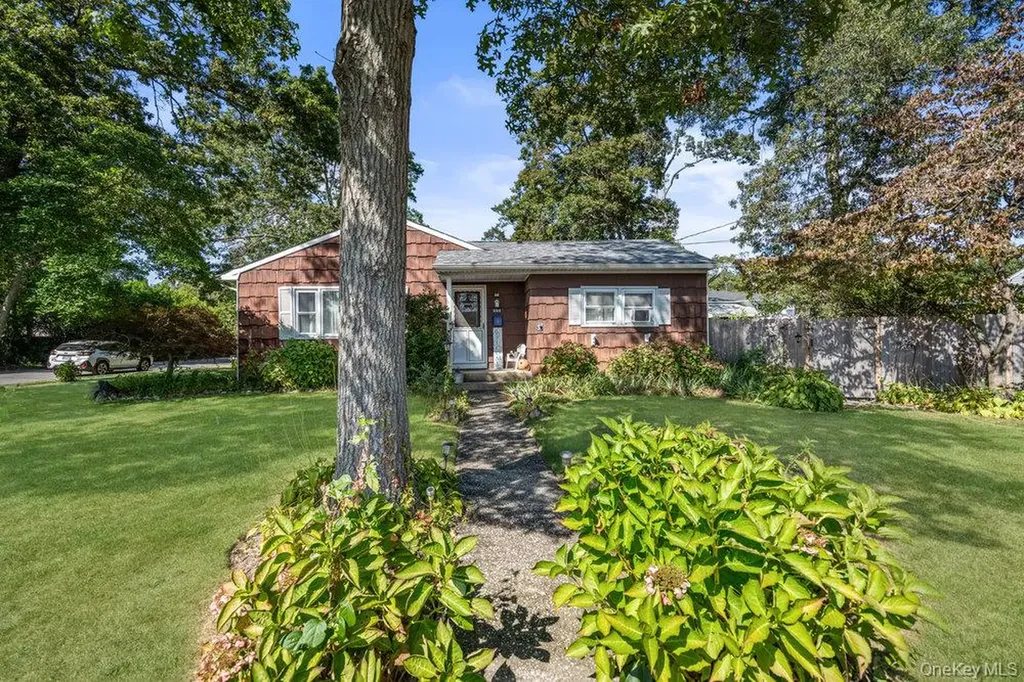 209 Claremont Avenue West Babylon NY 11704
