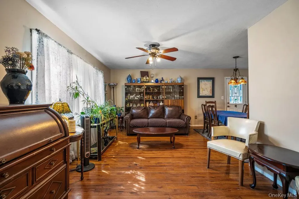 209 Claremont Avenue West Babylon NY 11704