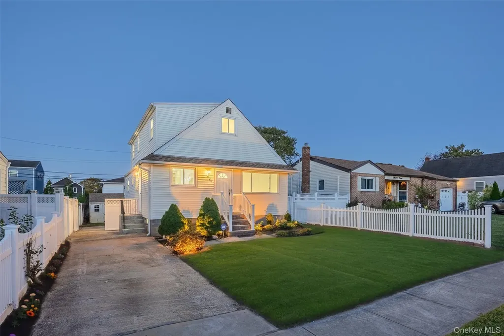 28 Riviera Parkway Lindenhurst NY 11757
