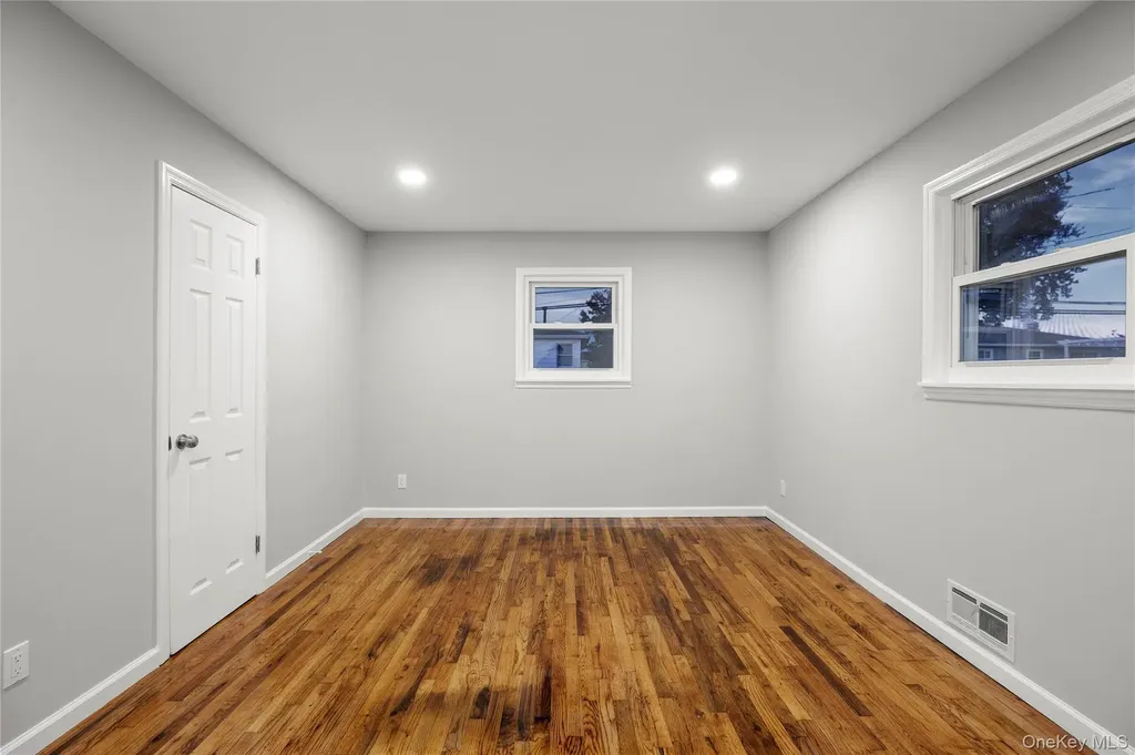 28 Riviera Parkway Lindenhurst NY 11757