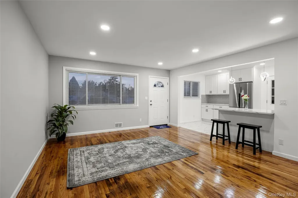 28 Riviera Parkway Lindenhurst NY 11757