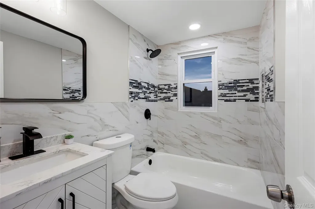 28 Riviera Parkway Lindenhurst NY 11757