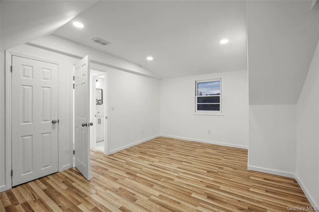 28 Riviera Parkway Lindenhurst NY 11757