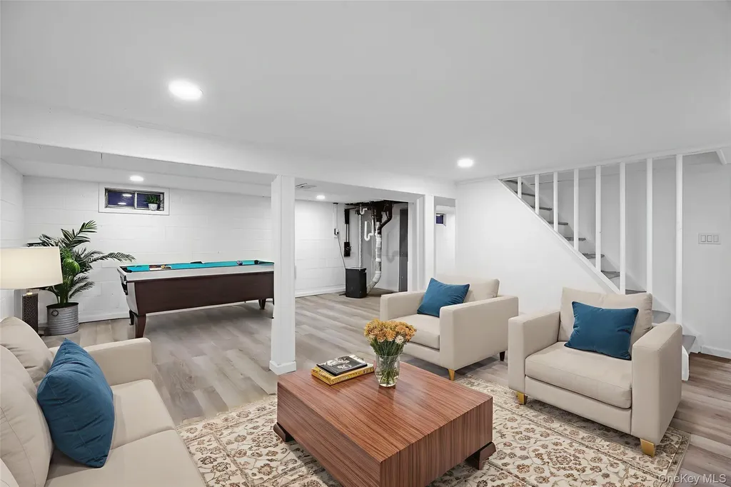 28 Riviera Parkway Lindenhurst NY 11757