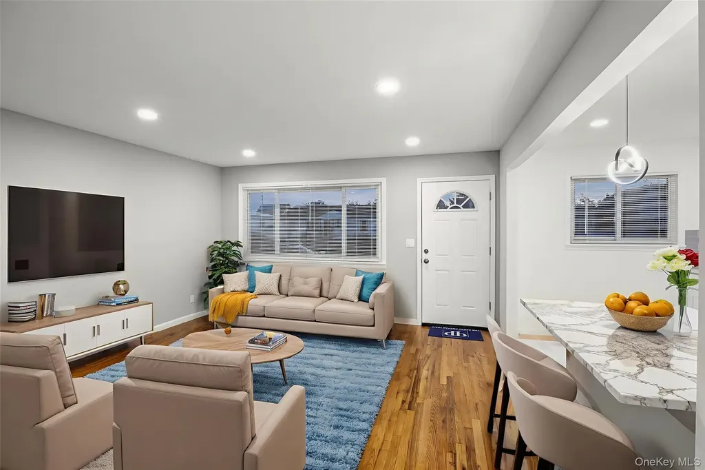 28 Riviera Parkway Lindenhurst NY 11757