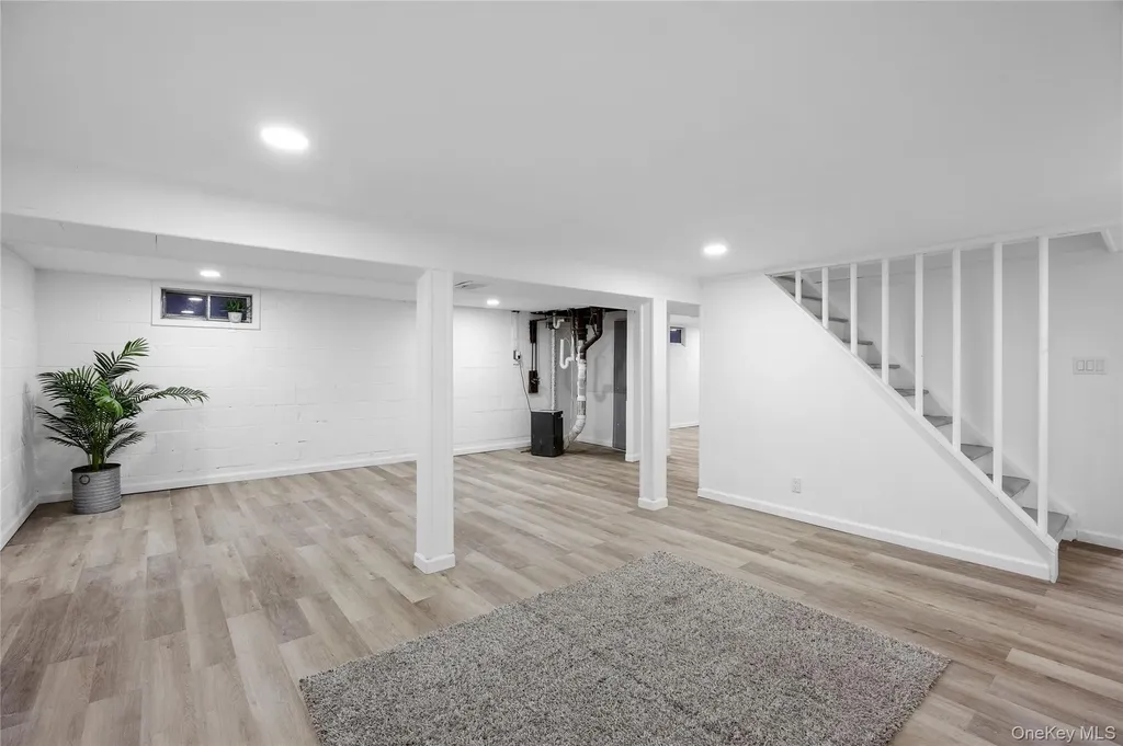 28 Riviera Parkway Lindenhurst NY 11757