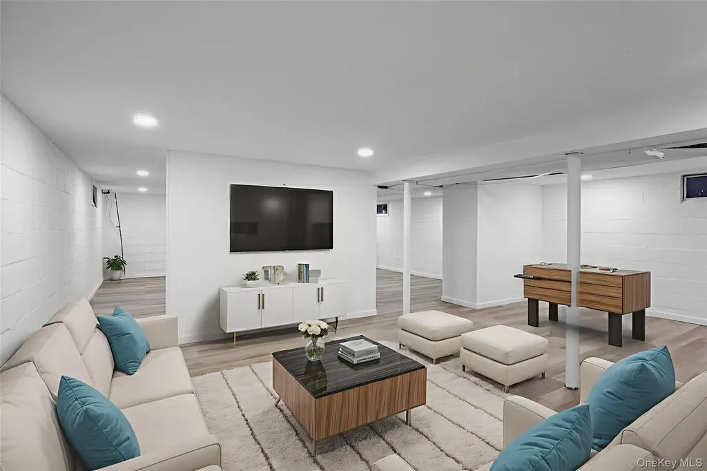 28 Riviera Parkway Lindenhurst NY 11757