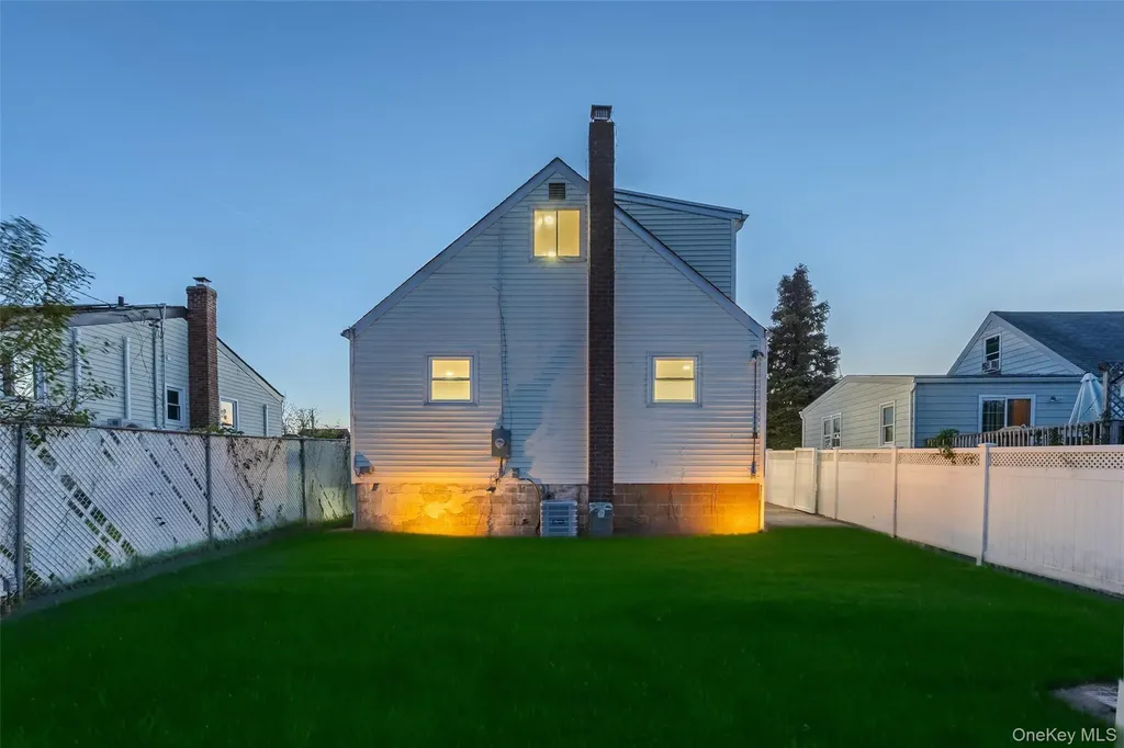 28 Riviera Parkway Lindenhurst NY 11757