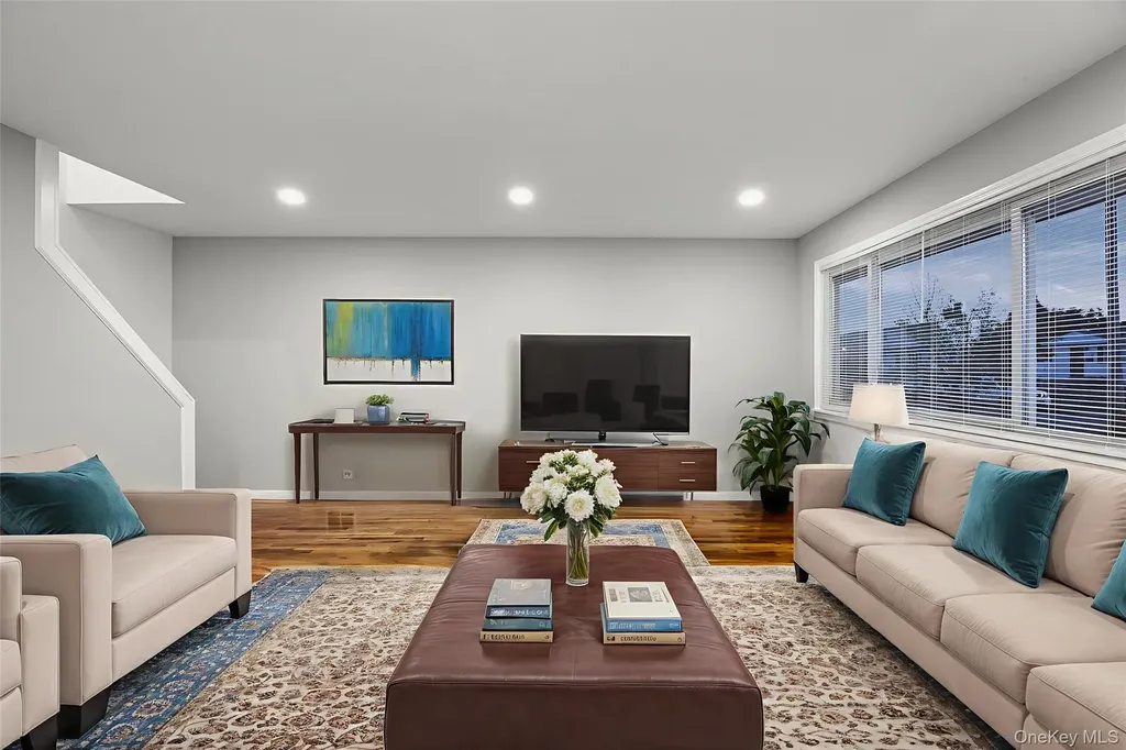 28 Riviera Parkway Lindenhurst NY 11757