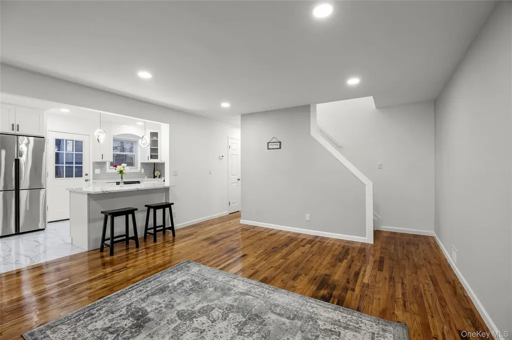 28 Riviera Parkway Lindenhurst NY 11757