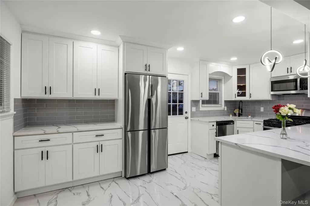 28 Riviera Parkway Lindenhurst NY 11757