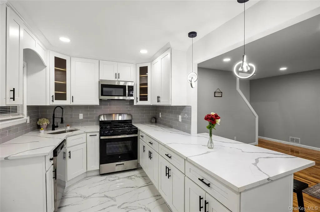28 Riviera Parkway Lindenhurst NY 11757