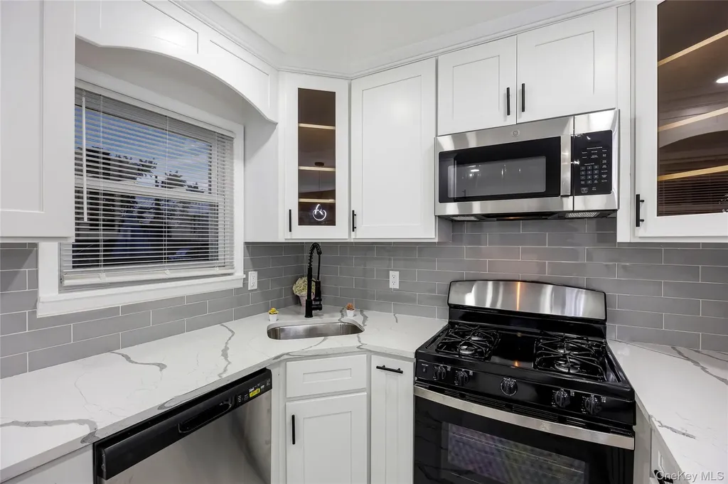 28 Riviera Parkway Lindenhurst NY 11757