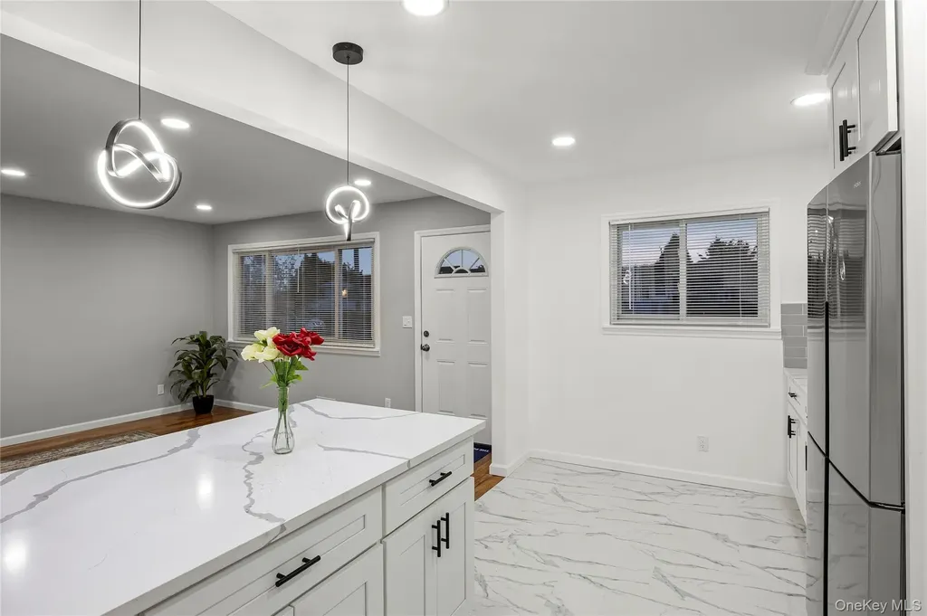 28 Riviera Parkway Lindenhurst NY 11757