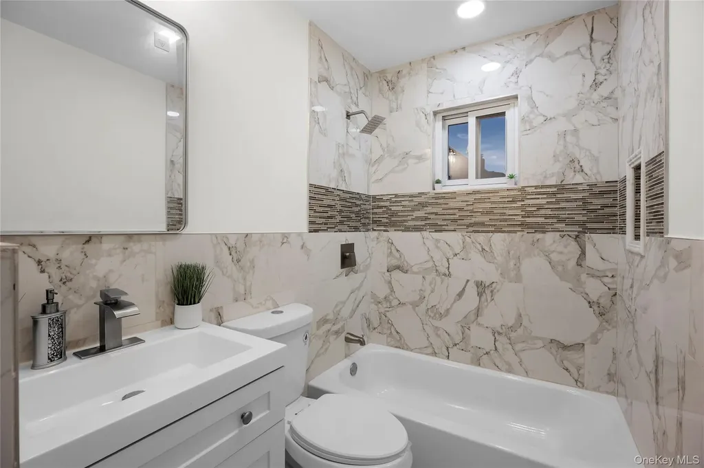 28 Riviera Parkway Lindenhurst NY 11757