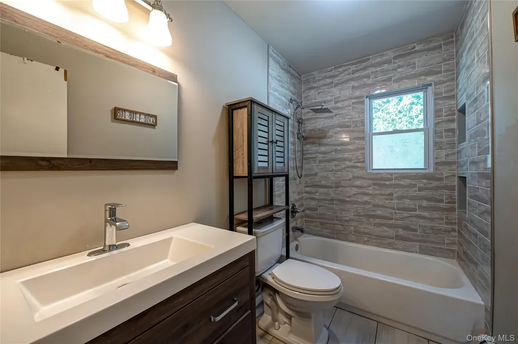 16 Adams Place West Islip NY 11795