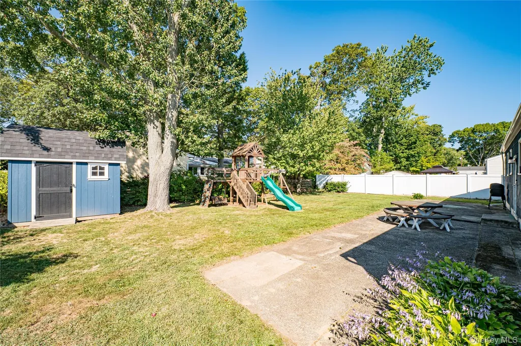 16 Adams Place West Islip NY 11795