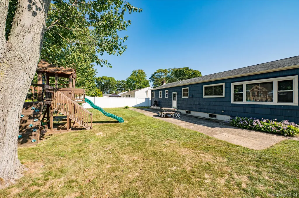 16 Adams Place West Islip NY 11795