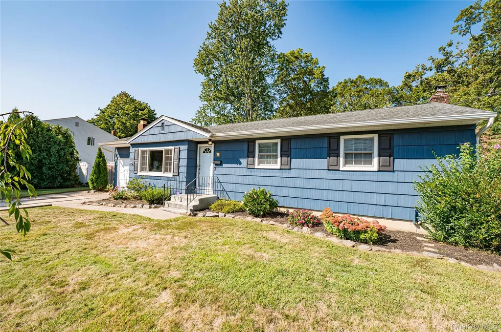 16 Adams Place West Islip NY 11795