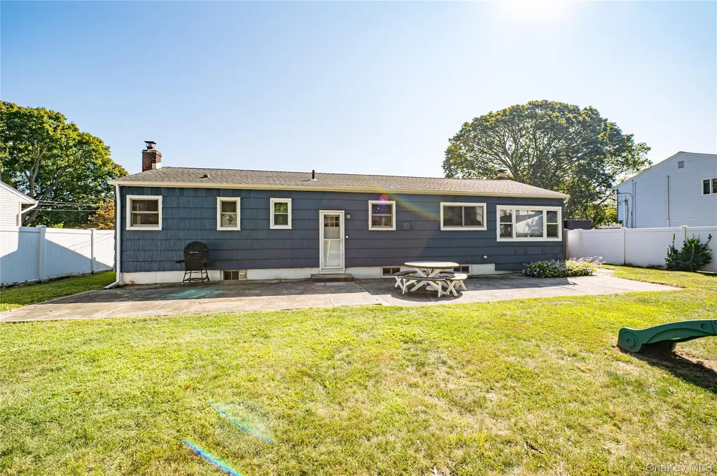 16 Adams Place West Islip NY 11795