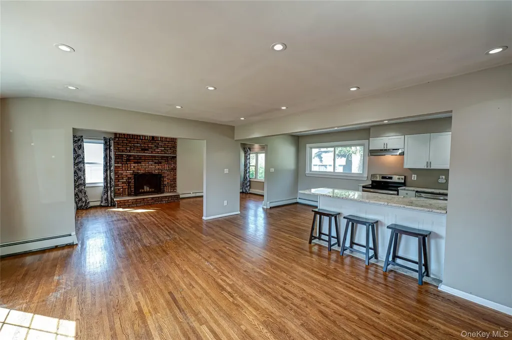 16 Adams Place West Islip NY 11795