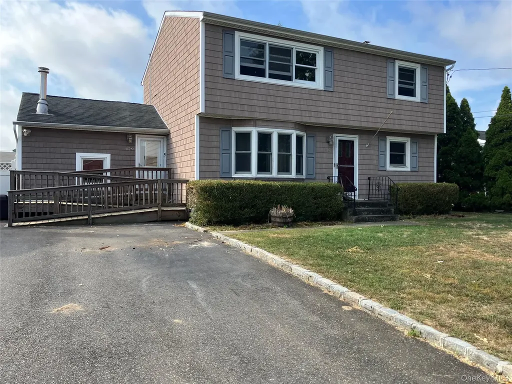 429 47th Street Lindenhurst NY 11757-1928